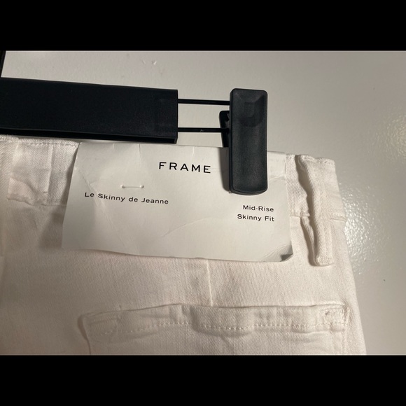 FRAME LE SKINNY DE JEANNE WHITE WITH LITTLE FLARE AT BOTTOM SIZE 28 NWT - Picture 4 of 5